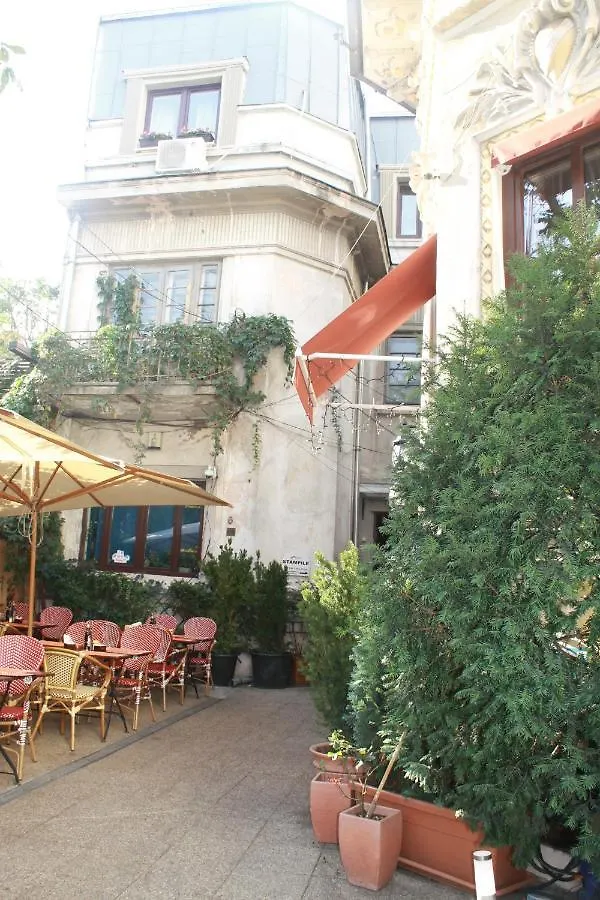 Studio Yellow - Piata Victoriei Boekarest